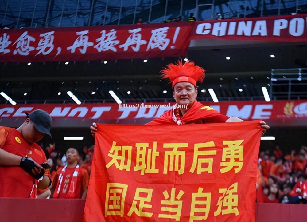 激动人心的足球比赛赢得球迷掌声